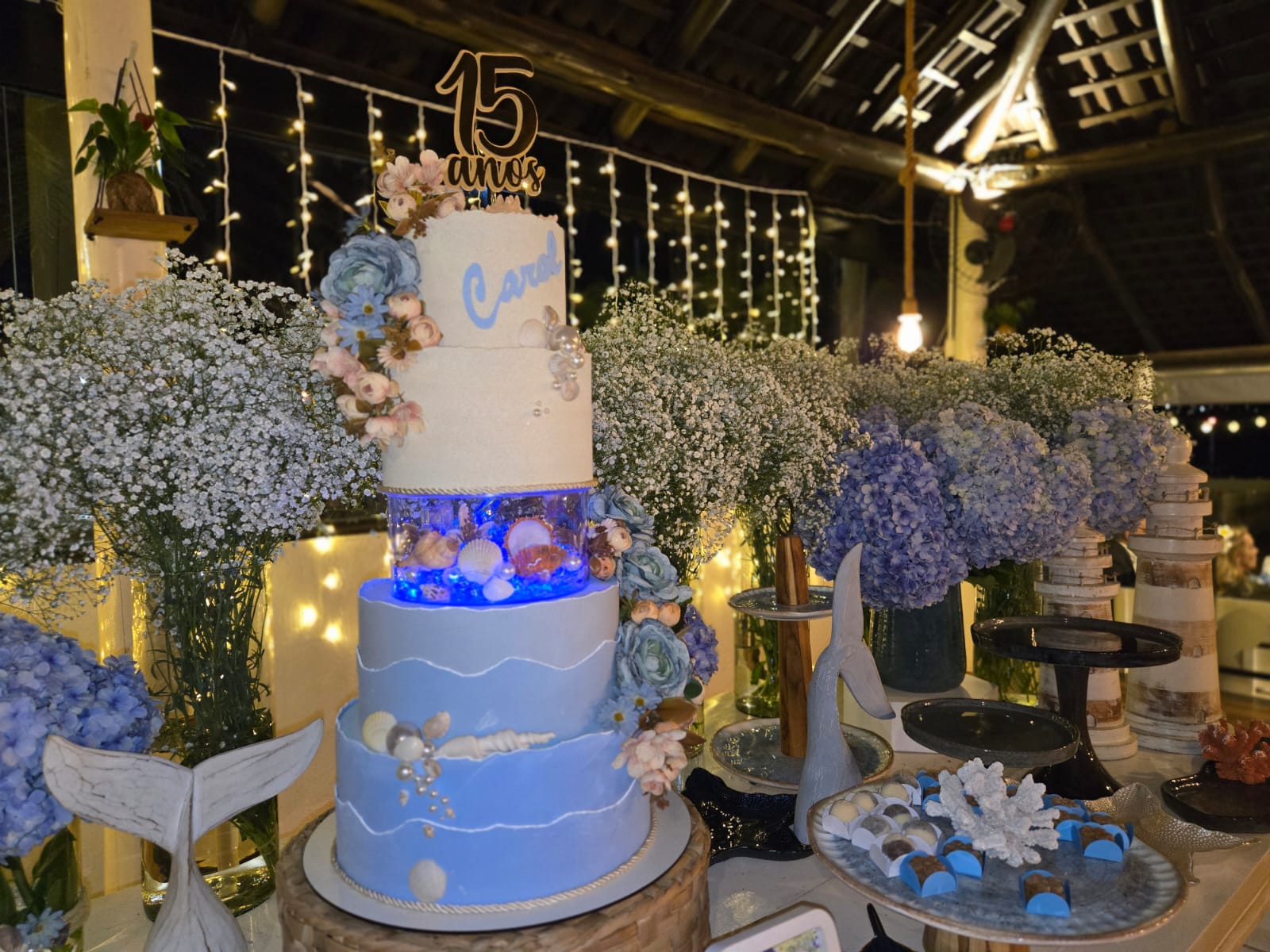 Bolo de 15 anos decorado com flores azuis