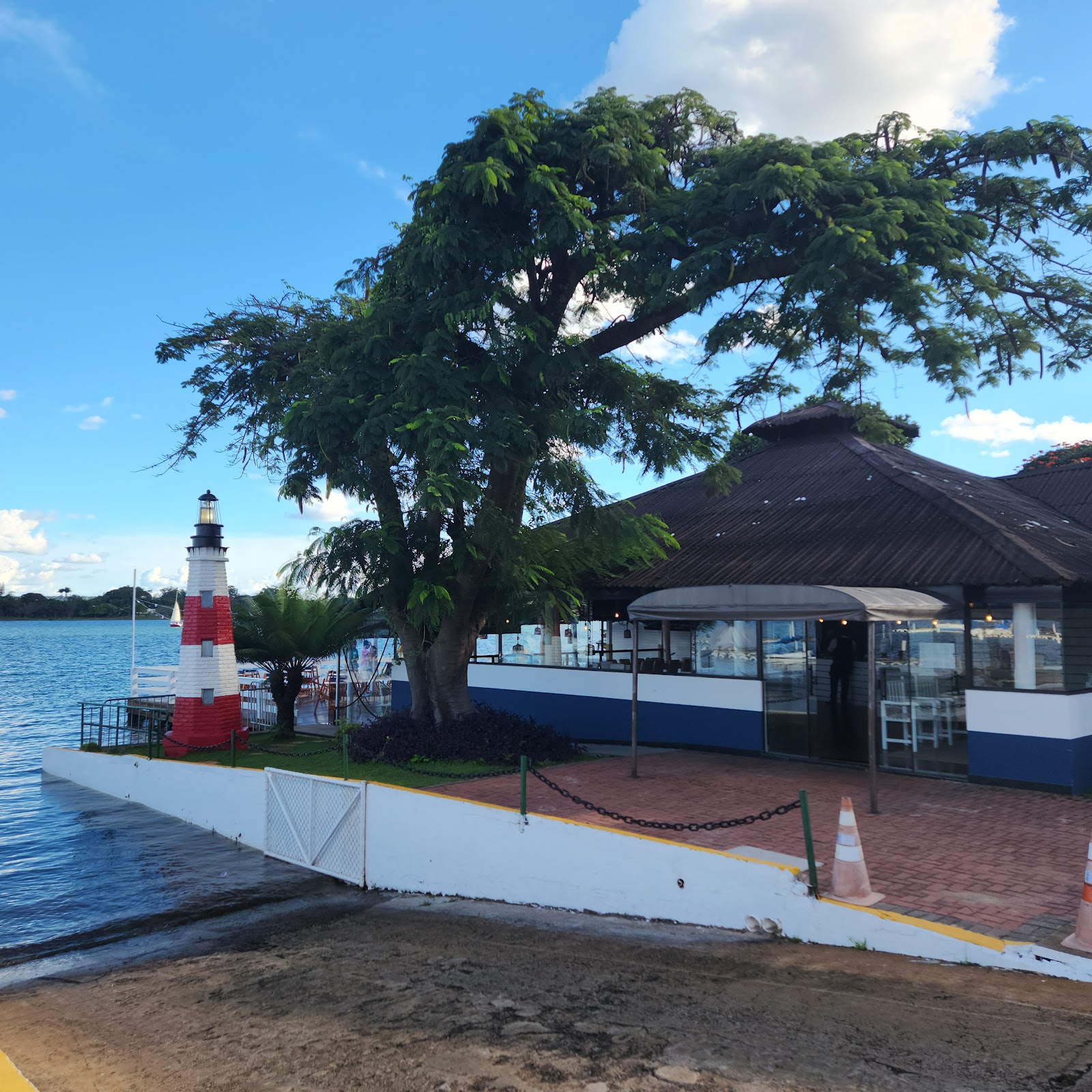 Fachada com o farol e a árvore