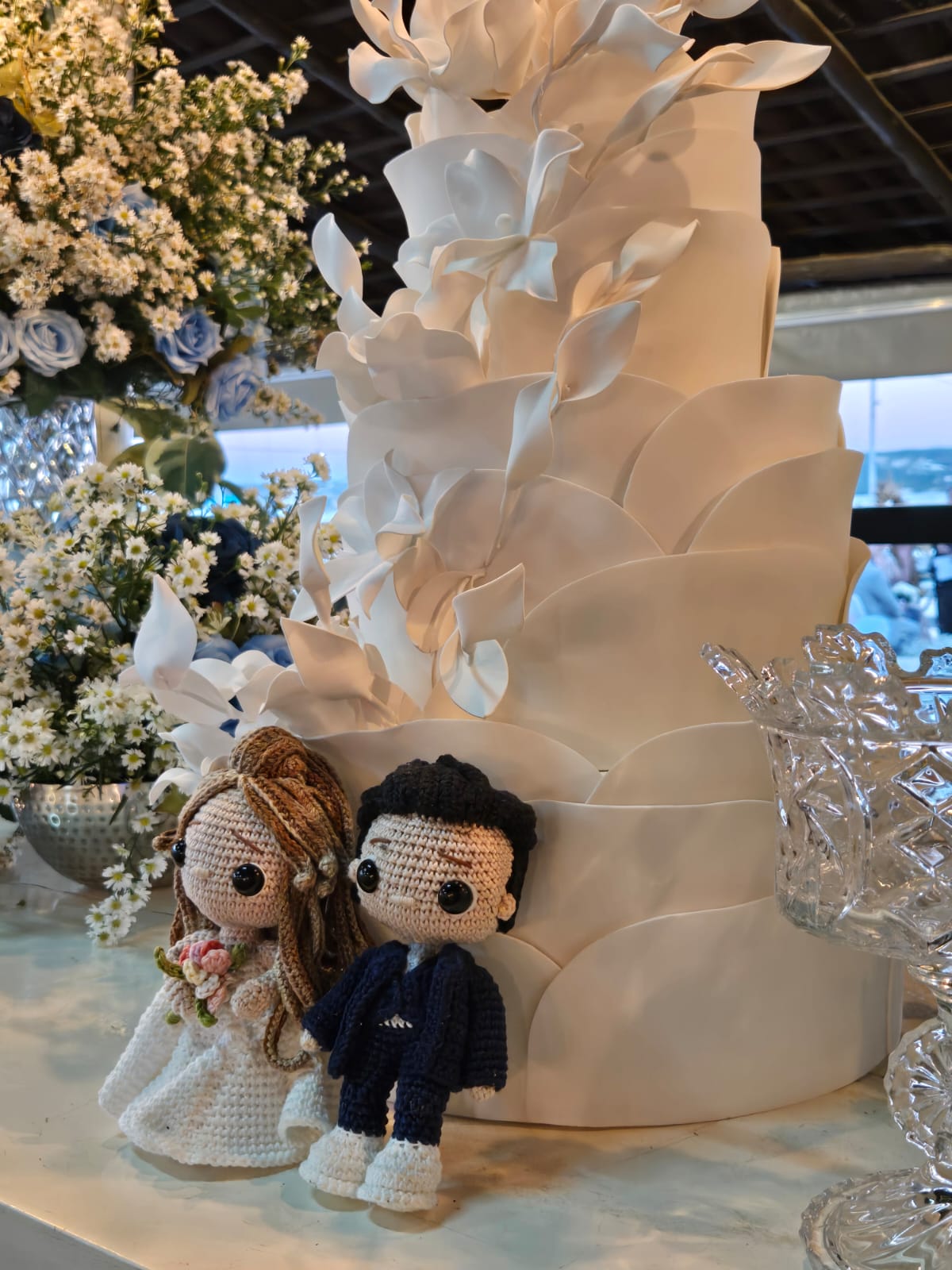 Bolo de casamento branco com flores
