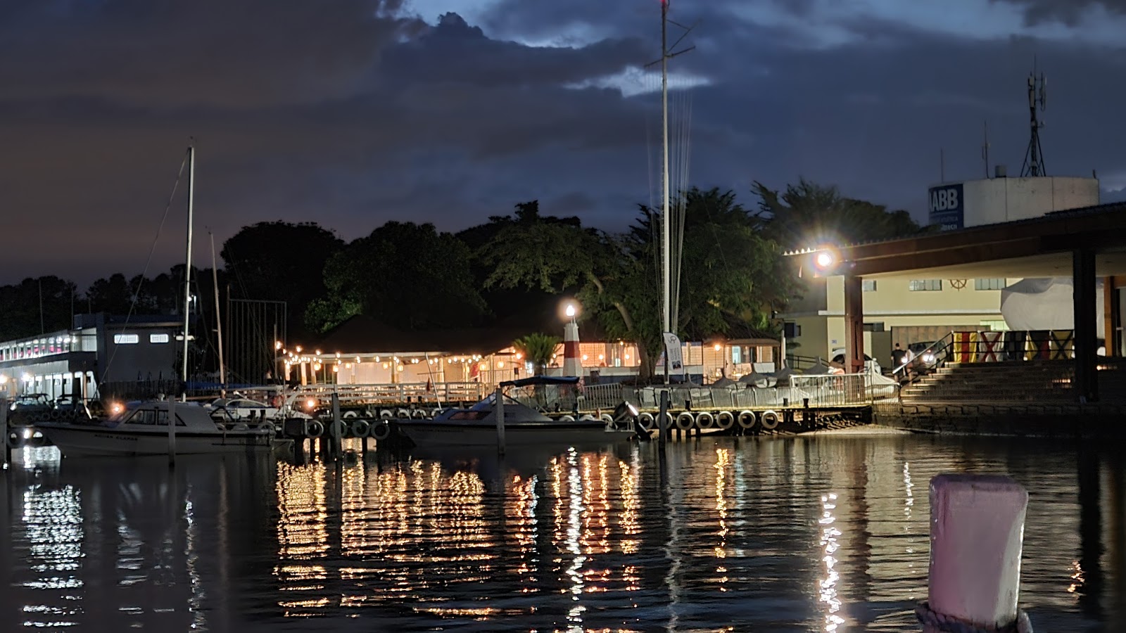 Restaurante iluminado à noite visto do lago
