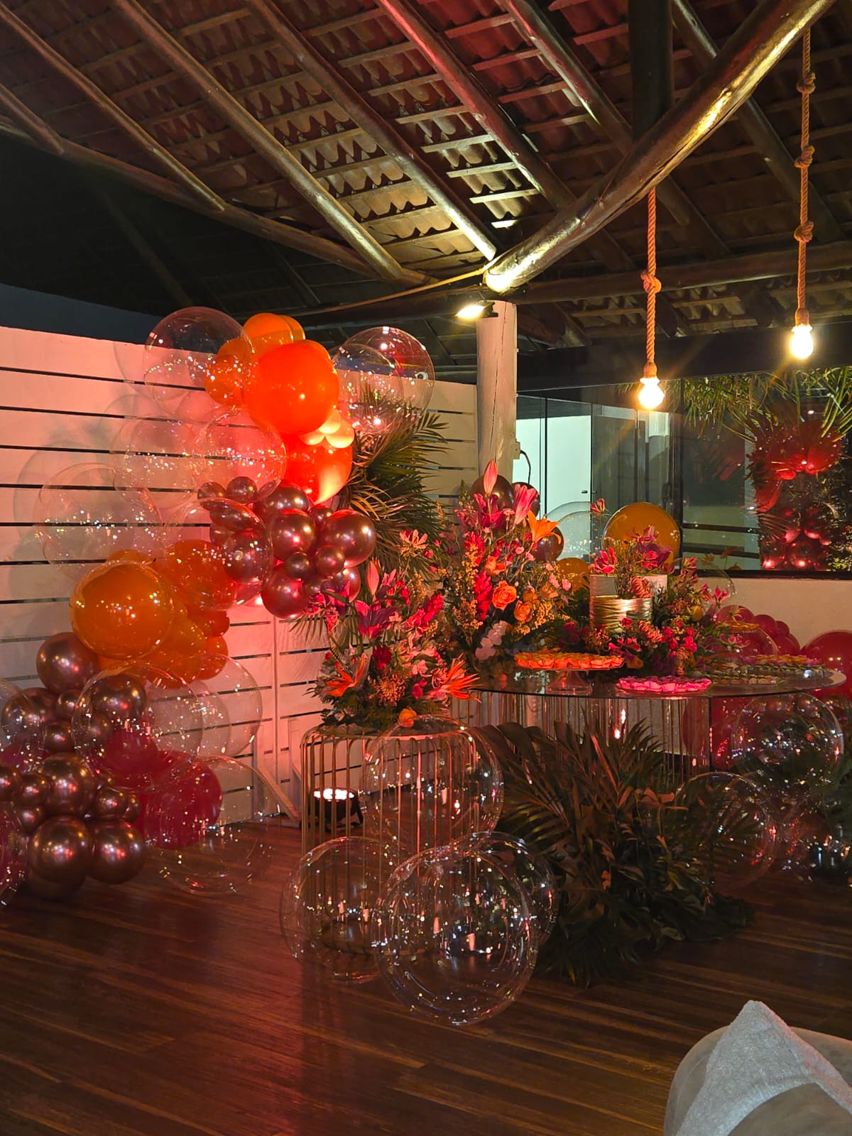 Decoração de festa com bolas e flores à noite