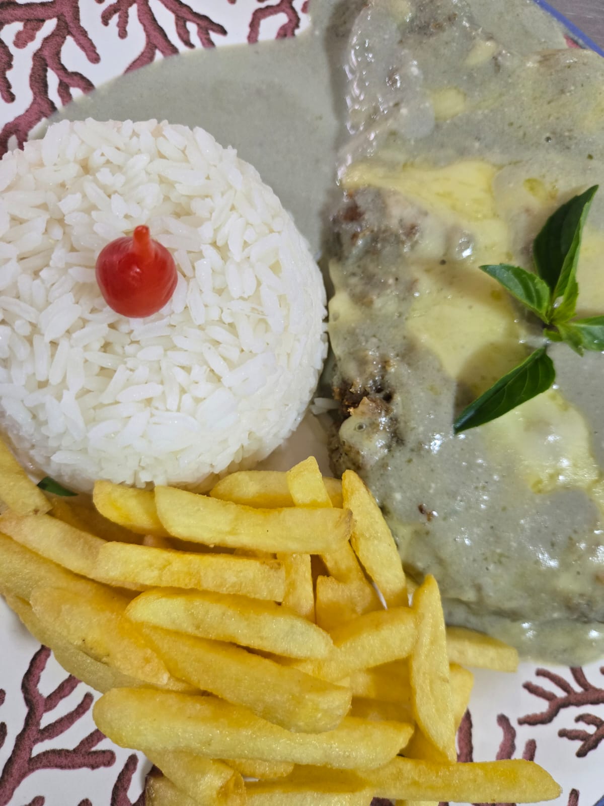 Peixe ao molho verde com arroz e batatas fritas