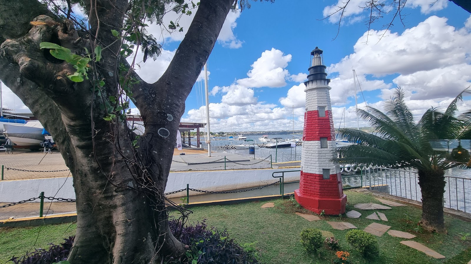 Farol listrado no jardim à beira do lago