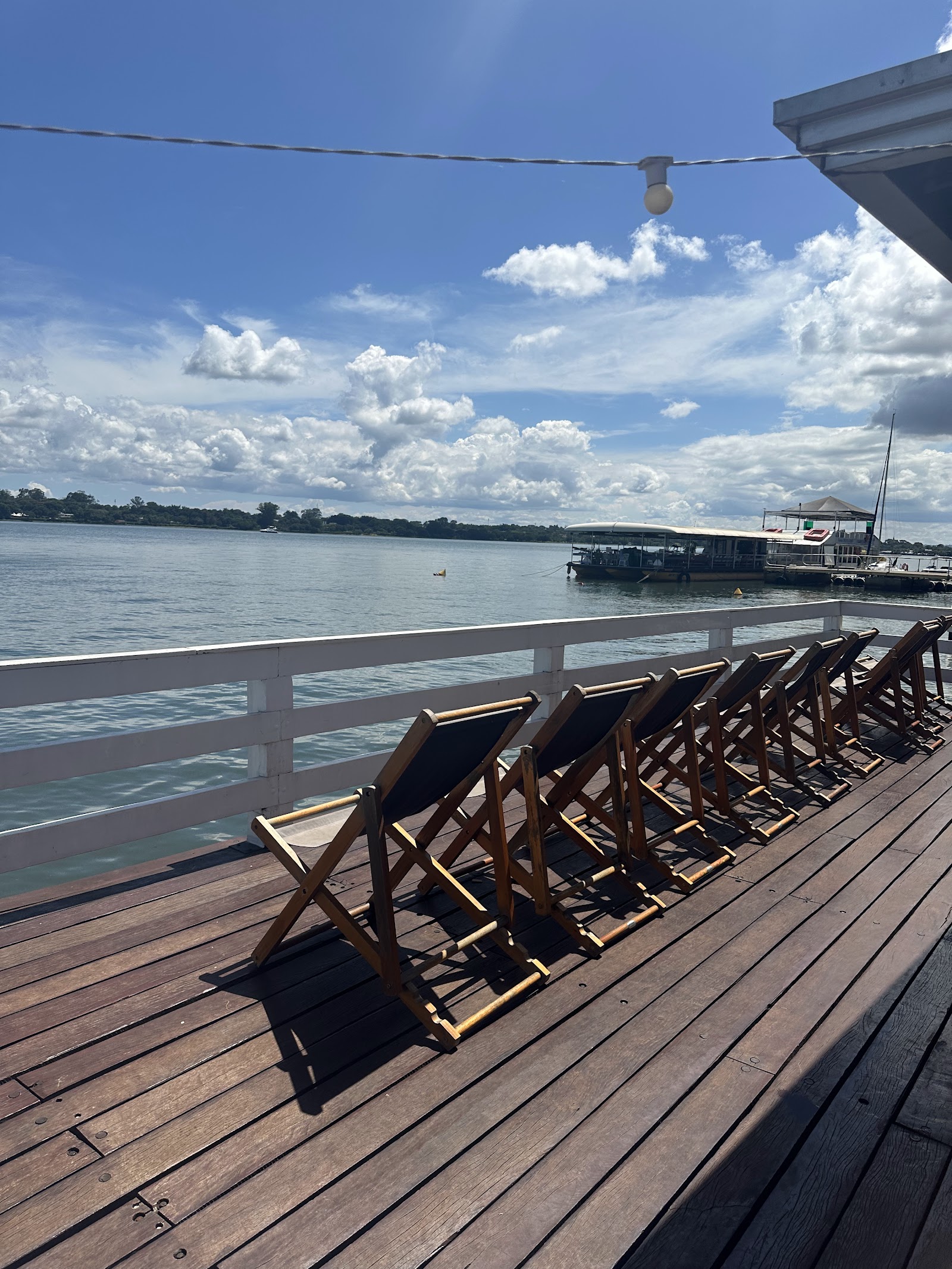 Deck com espreguiçadeiras de frente para o lago
