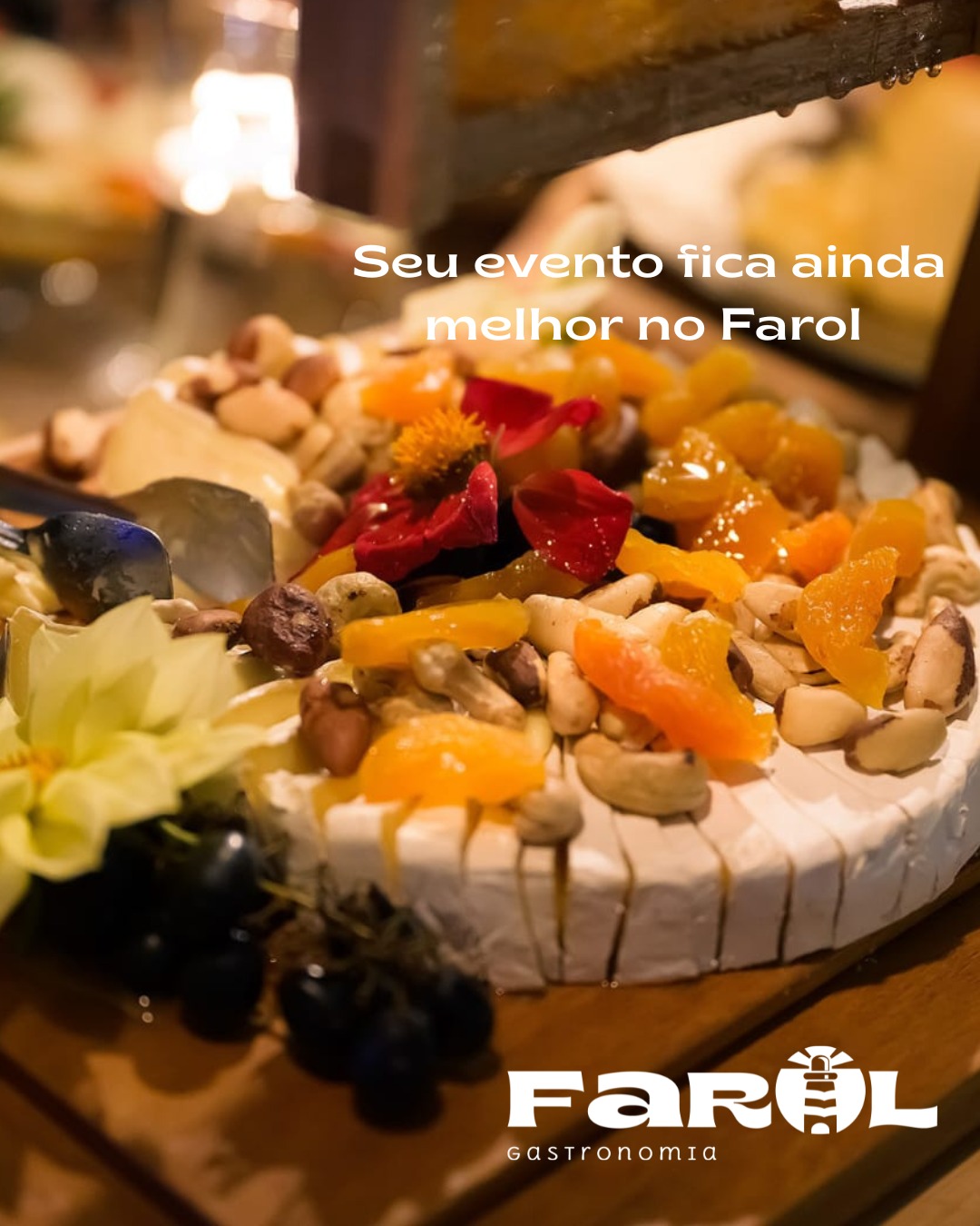 Buffet de evento com queijos e frutas secas no Farol