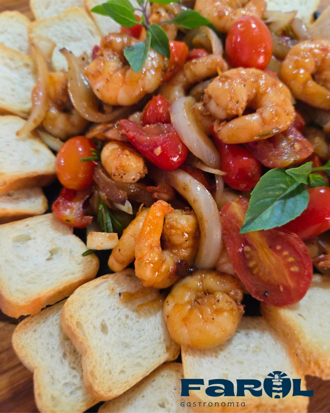 Camarões salteados com tomates e pão tostado
