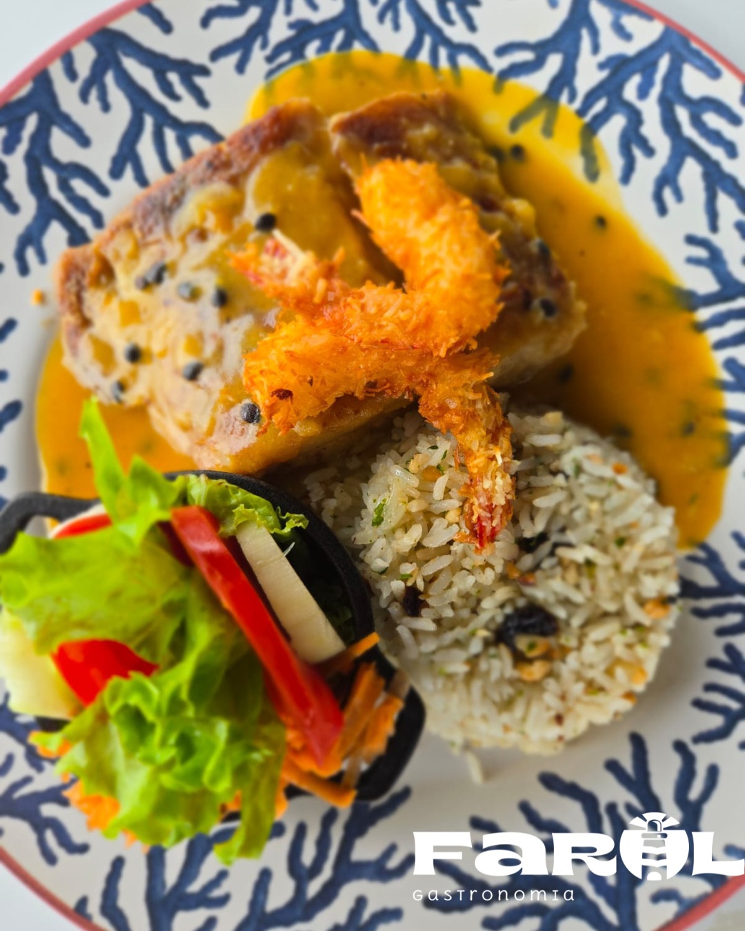 Peixe ao molho com camarão crocante e arroz